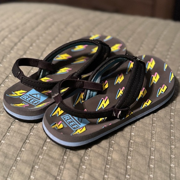 Reef Boys’ Little Ahi Sandals w/ Lightening Bolt Design (11/12 Toddler) - Picture 3 of 4